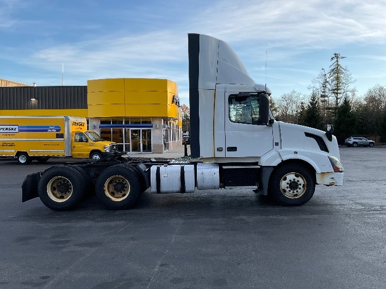 2015 Volvo VNL 300 in Londonderry, NH — photo 8