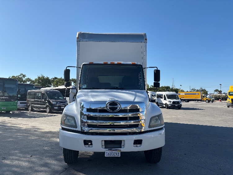 2016 Hino 268 in Richmond, CA — photo 2