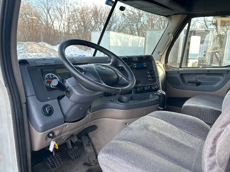 2016 Freightliner Cascadia in Roseville, MN — photo 10