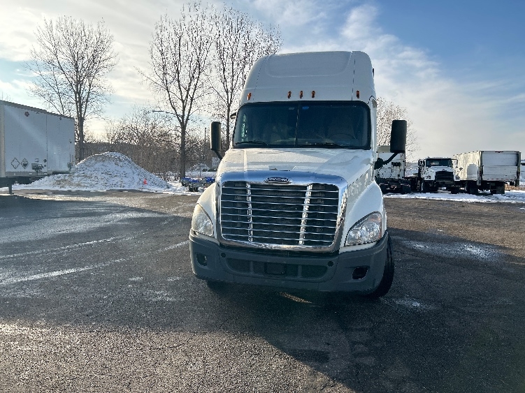 2016 Freightliner Cascadia in Roseville, MN — photo 2