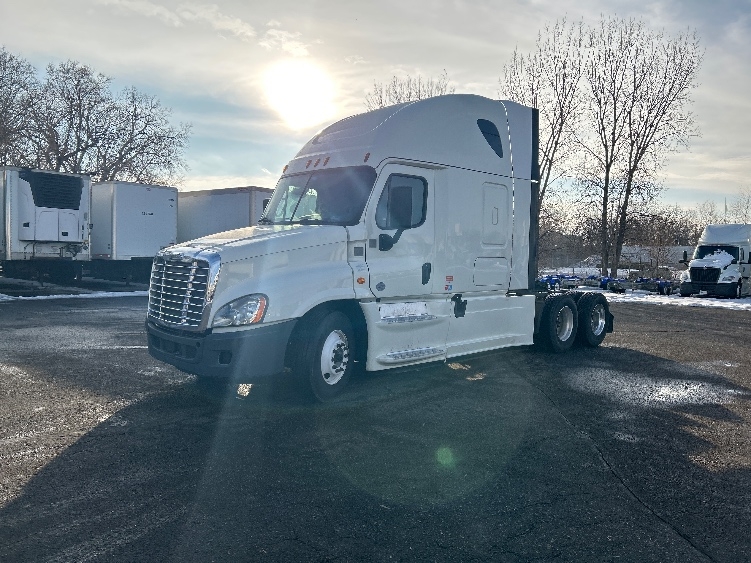 2016 Freightliner Cascadia in Roseville, MN — photo 3