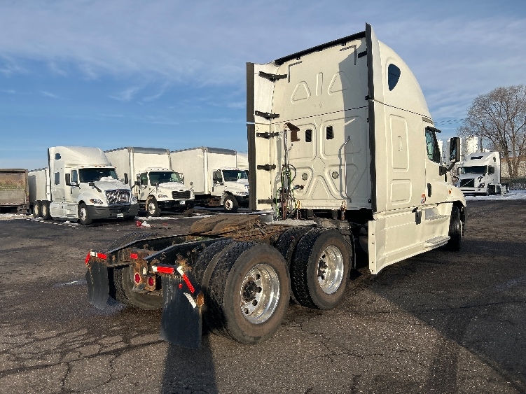 2016 Freightliner Cascadia in Roseville, MN — photo 7