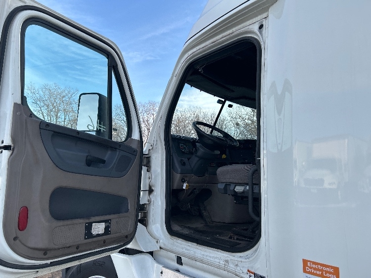 2016 Freightliner Cascadia in Roseville, MN — photo 9
