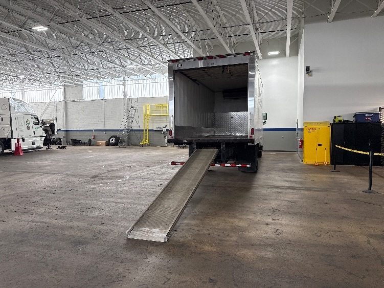 2018 Hino 268 in Philadelphia, PA — photo 9