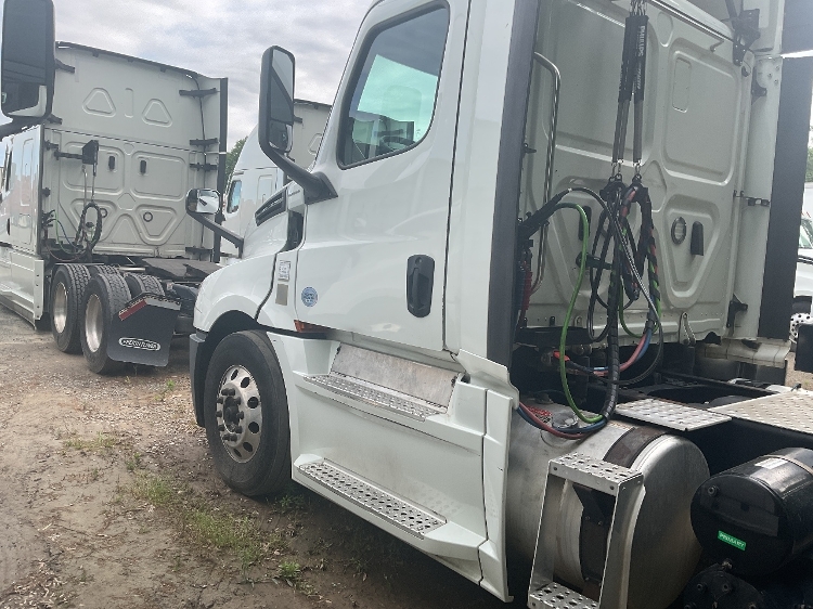 2020 Freightliner Cascadia in Charlotte, NC — photo 9