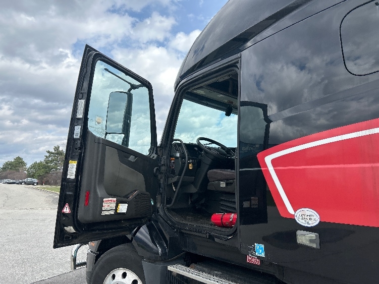 2020 Volvo VNL 760 in Rochester, NY — photo 9