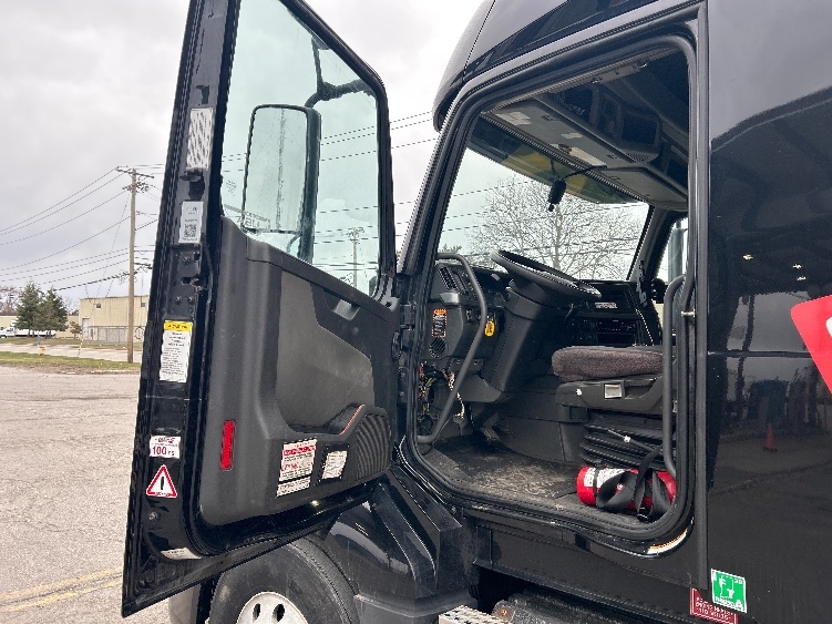 2020 Volvo VNL 760 in Rochester, NY — photo 9