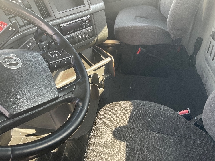 2021 Volvo VNR 640 in Fontana, CA — photo 10