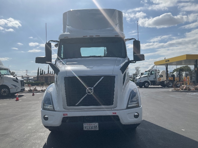 2021 Volvo VNR 640 in Fontana, CA — photo 2
