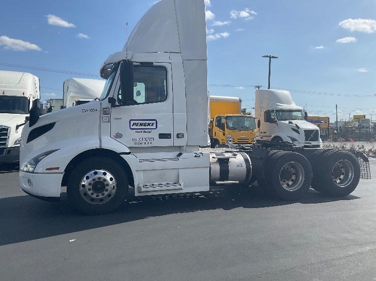 2021 Volvo VNR 640 in Fontana, CA — photo 4