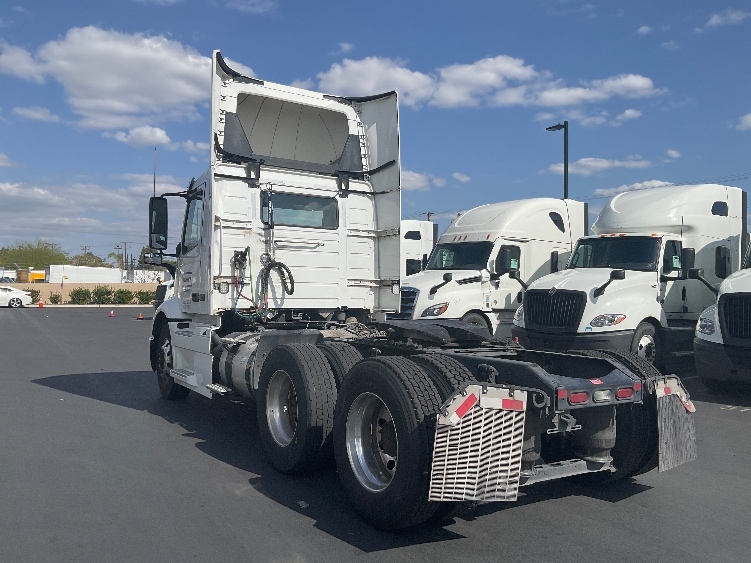 2021 Volvo VNR 640 in Fontana, CA — photo 5