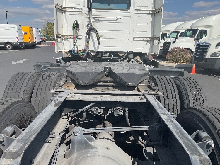 2021 Volvo VNR 640 in Fontana, CA — photo 6