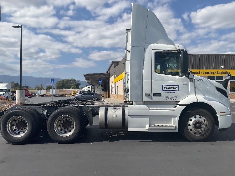 2021 Volvo VNR 640 in Fontana, CA — photo 8