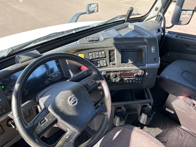 2021 Volvo VNR 640 in Torrance, CA — photo 10