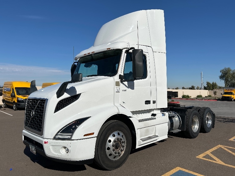 2021 Volvo VNR 640 in Torrance, CA — photo 3