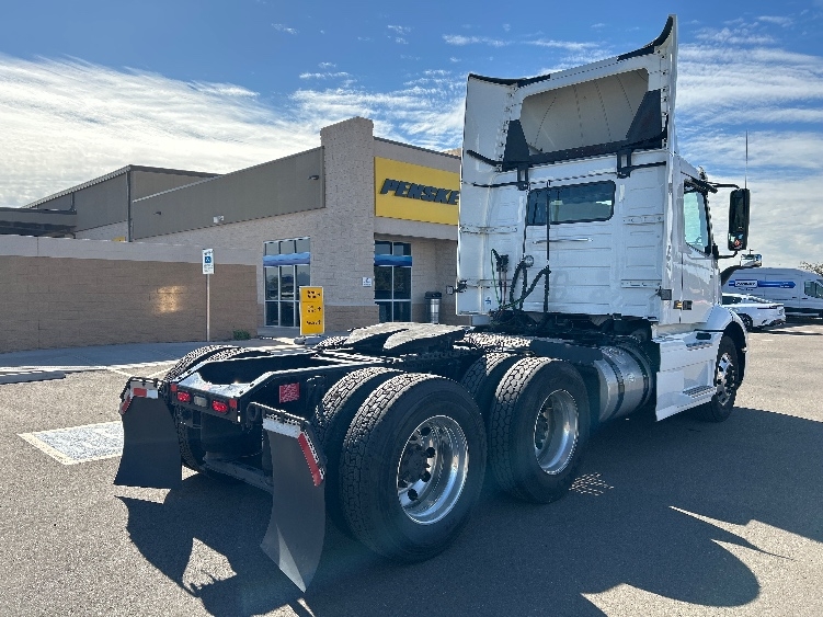 2021 Volvo VNR 640 in Torrance, CA — photo 7