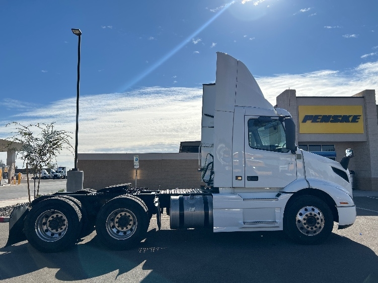 2021 Volvo VNR 640 in Torrance, CA — photo 8