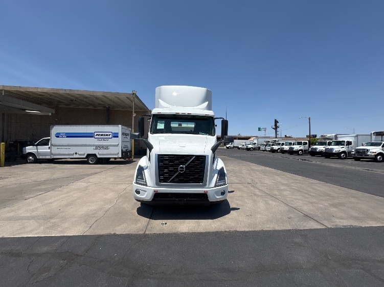 2021 Volvo VNR 640 in Phoenix, AZ — photo 2