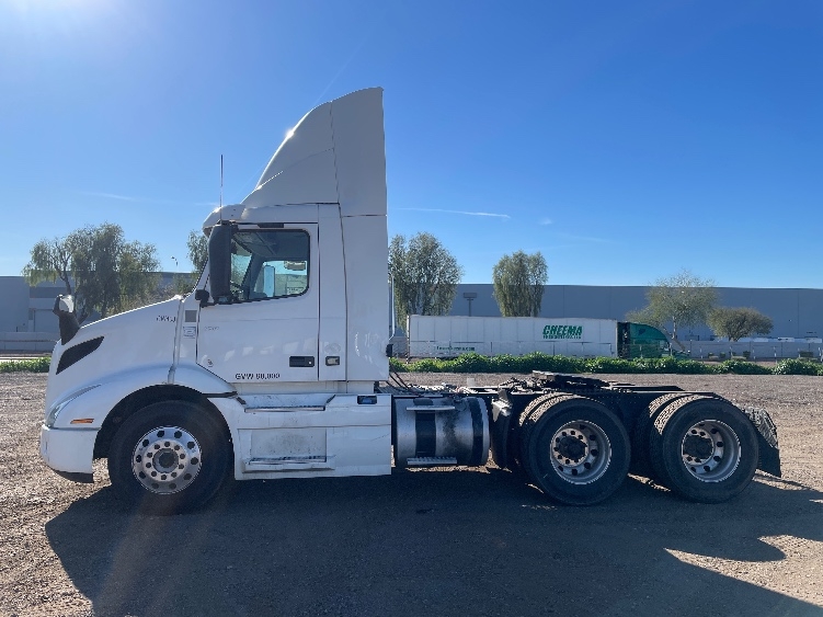 2020 Volvo VNR 640 in Phoenix, AZ — photo 4