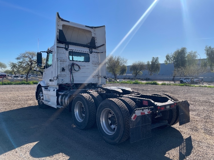 2020 Volvo VNR 640 in Phoenix, AZ — photo 5