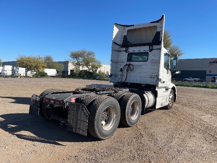 2020 Volvo VNR 640 in Phoenix, AZ — photo 7