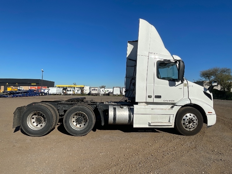 2020 Volvo VNR 640 in Phoenix, AZ — photo 8