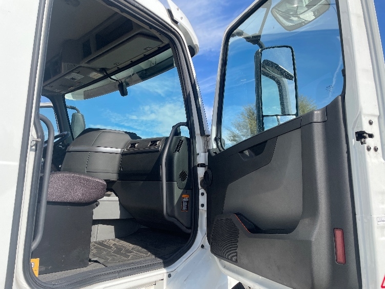 2020 Volvo VNR 640 in Phoenix, AZ — photo 10