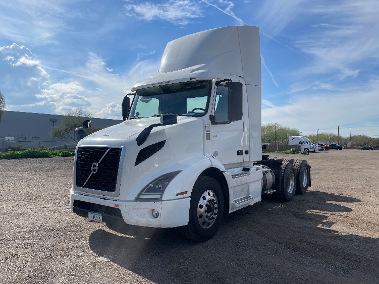 2020 Volvo VNR 640 in Phoenix, AZ — photo 3
