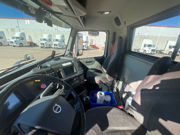 2021 Volvo VNR 640 in La Porte, IN — photo 10