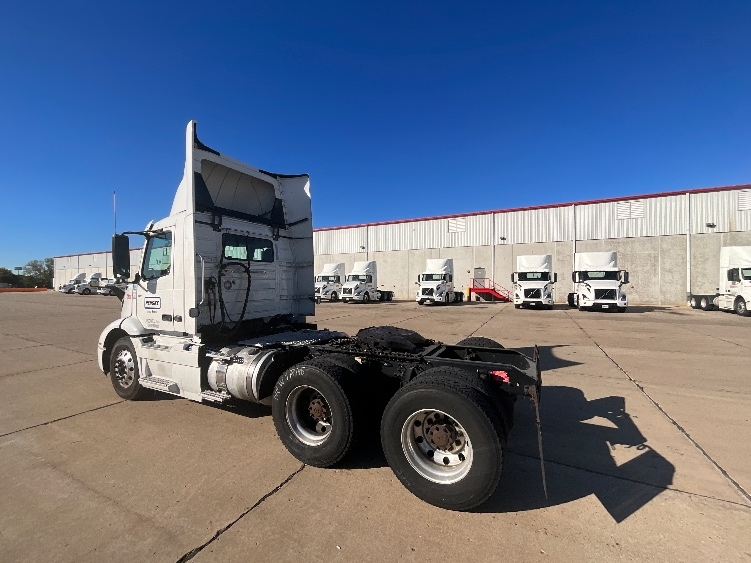 2021 Volvo VNR 640 in La Porte, IN — photo 5