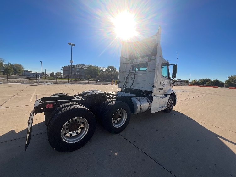 2021 Volvo VNR 640 in La Porte, IN — photo 7