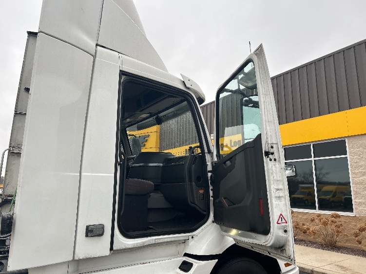 2021 Volvo VNR 640 in La Porte, IN — photo 10
