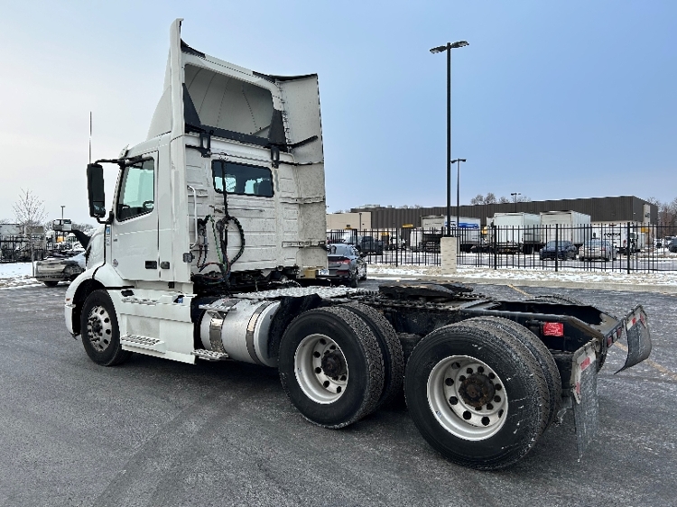2021 Volvo VNR 640 in La Porte, IN — photo 4