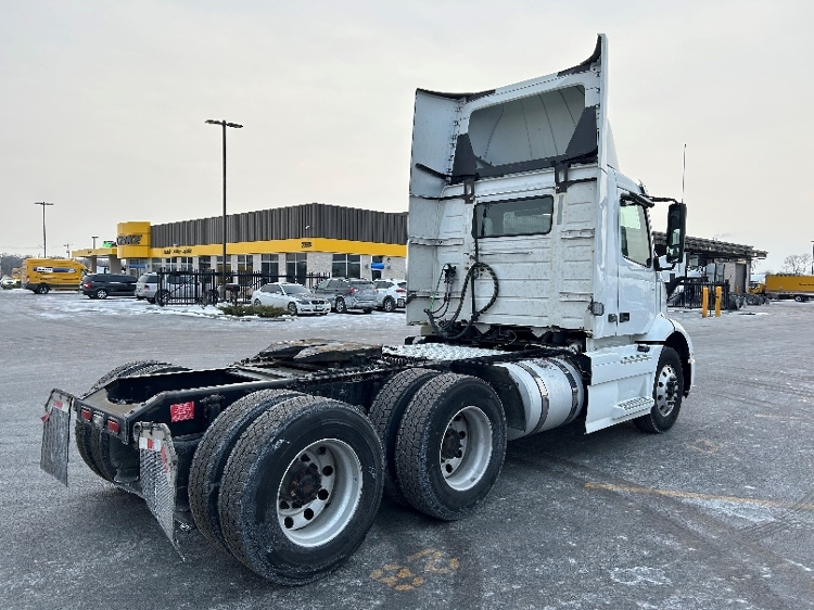 2021 Volvo VNR 640 in La Porte, IN — photo 6