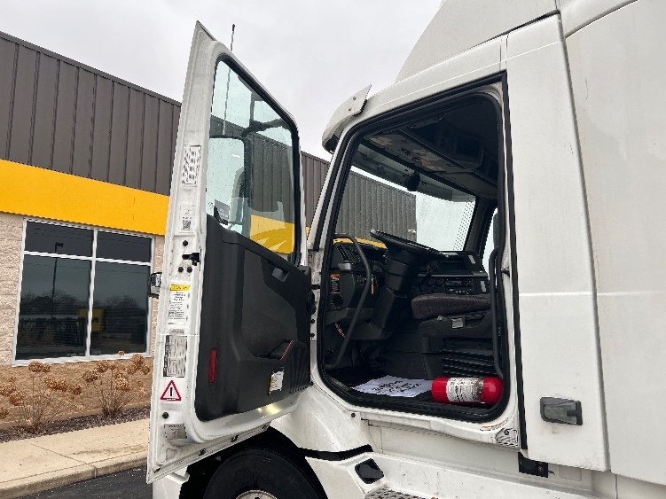 2021 Volvo VNR 640 in La Porte, IN — photo 7