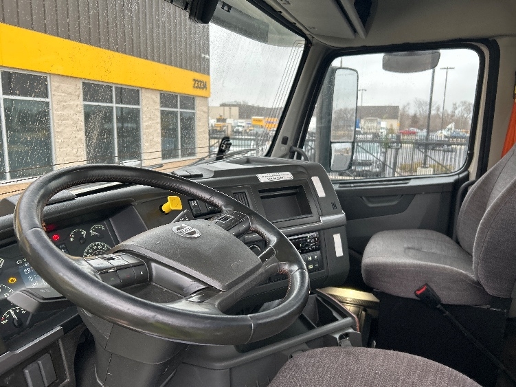 2021 Volvo VNR 640 in La Porte, IN — photo 8