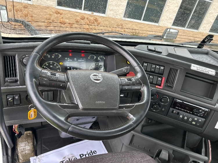 2021 Volvo VNR 640 in La Porte, IN — photo 9