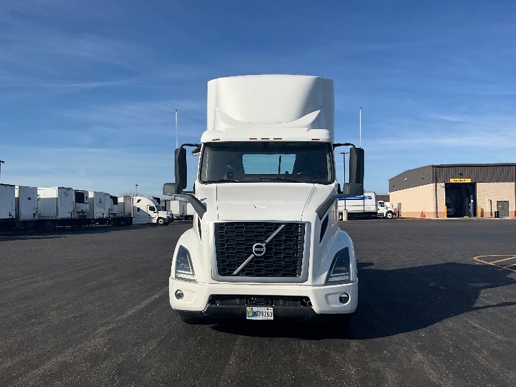 2021 Volvo VNR 640 in La Porte, IN — photo 2
