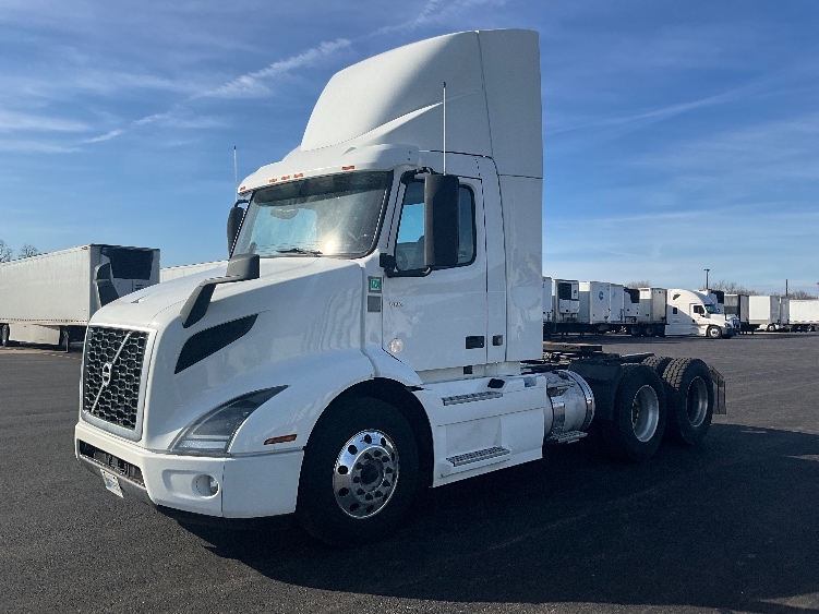2021 Volvo VNR 640 in La Porte, IN — photo 3