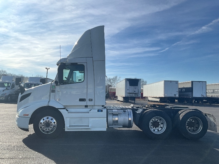 2021 Volvo VNR 640 in La Porte, IN — photo 4
