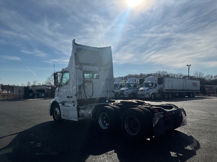 2021 Volvo VNR 640 in La Porte, IN — photo 5