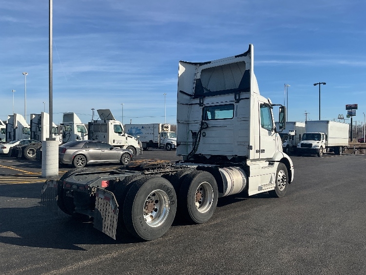 2021 Volvo VNR 640 in La Porte, IN — photo 7