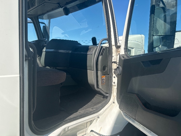 2021 Volvo VNR 640 in La Porte, IN — photo 10