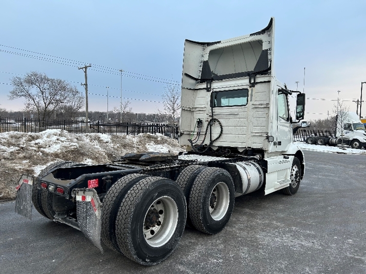 2021 Volvo VNR 640 in La Porte, IN — photo 6