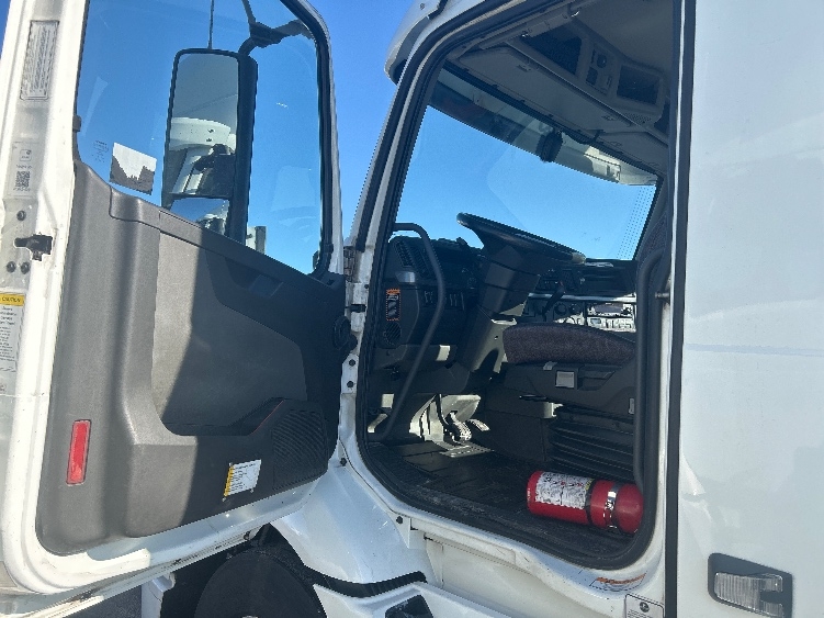2021 Volvo VNR 640 in La Porte, IN — photo 7