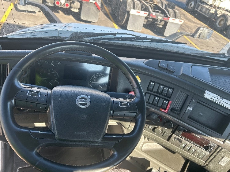 2021 Volvo VNR 640 in La Porte, IN — photo 9