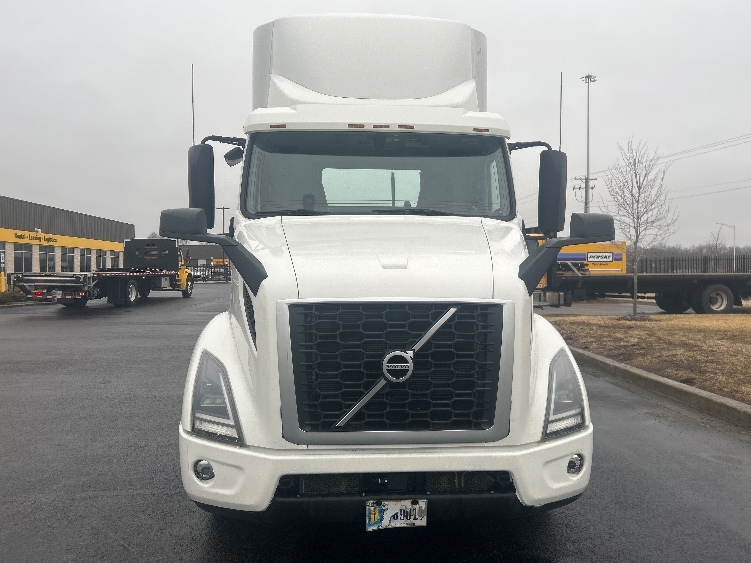 2021 Volvo VNR 640 in La Porte, IN — photo 2