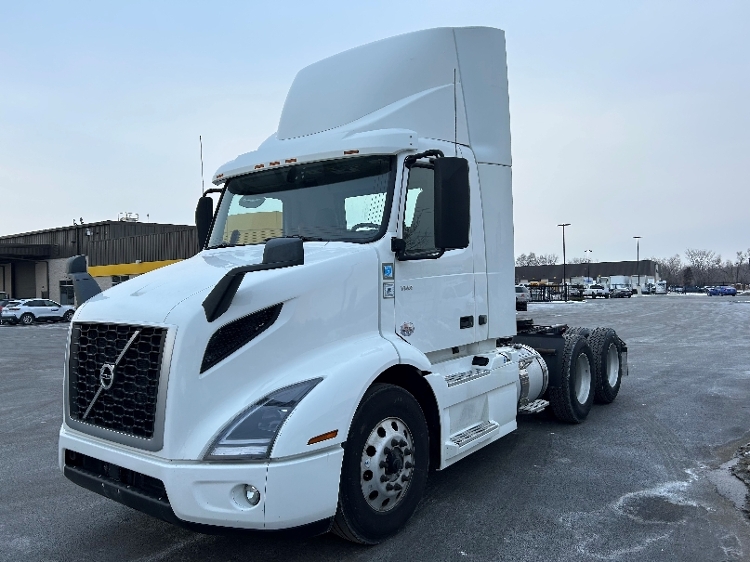 2021 Volvo VNR 640 in La Porte, IN — photo 3