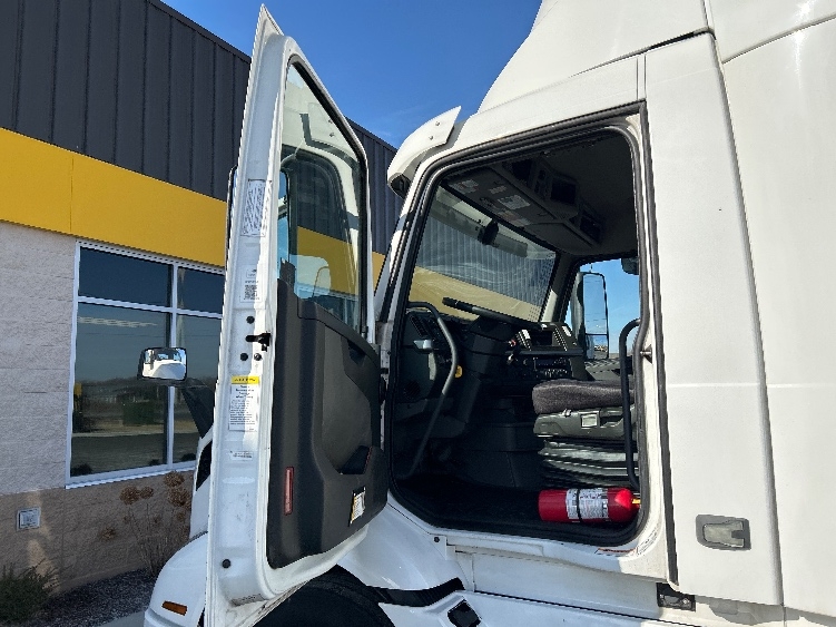 2021 Volvo VNR 640 in La Porte, IN — photo 7