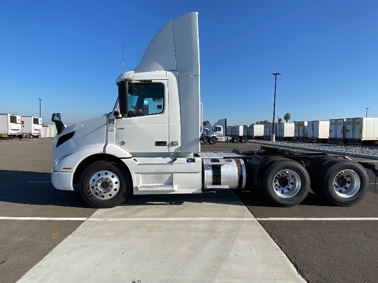 2021 Volvo VNR 640 in West Sacramento, CA — photo 4